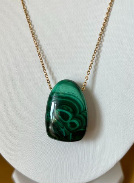 Salomé · Pierre Malachite. Chaine acier inoxydable doré