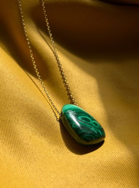 Salomé · Pierre Malachite. Chaine acier inoxydable doré