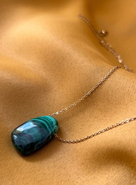 Salomé · Pierre Malachite. Chaine acier inoxydable doré