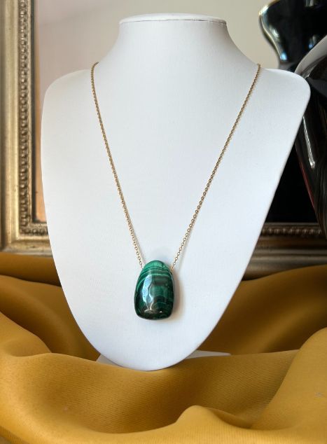 Salomé · Pierre Malachite. Chaine acier inoxydable doré